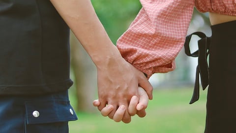 Romantic Dates in Savannah. couple holding hands