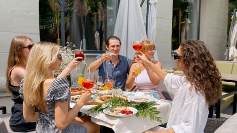 new restaurants in savannah. people eating al fresco